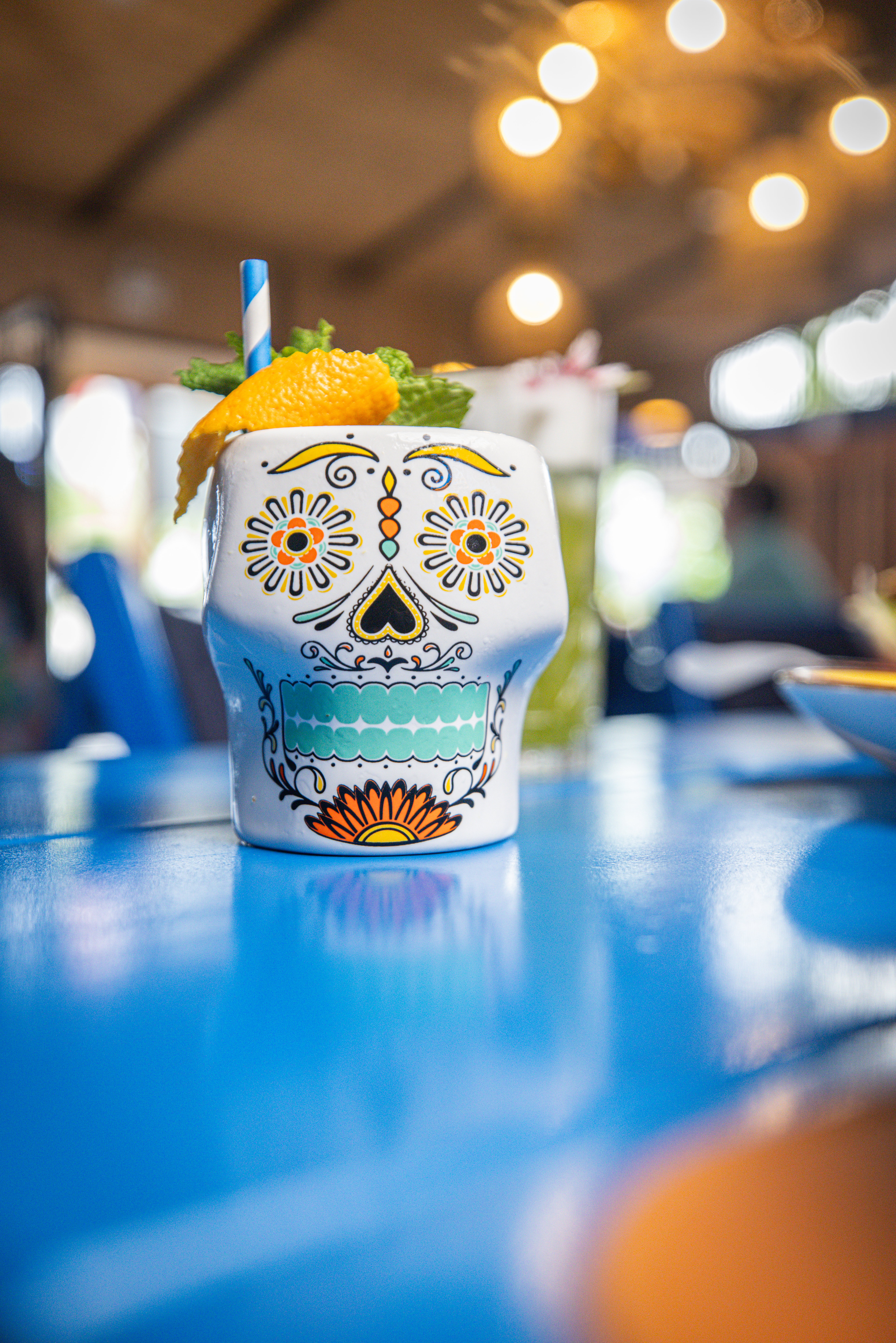 Cóctel en copa calavera — coctelería de autor