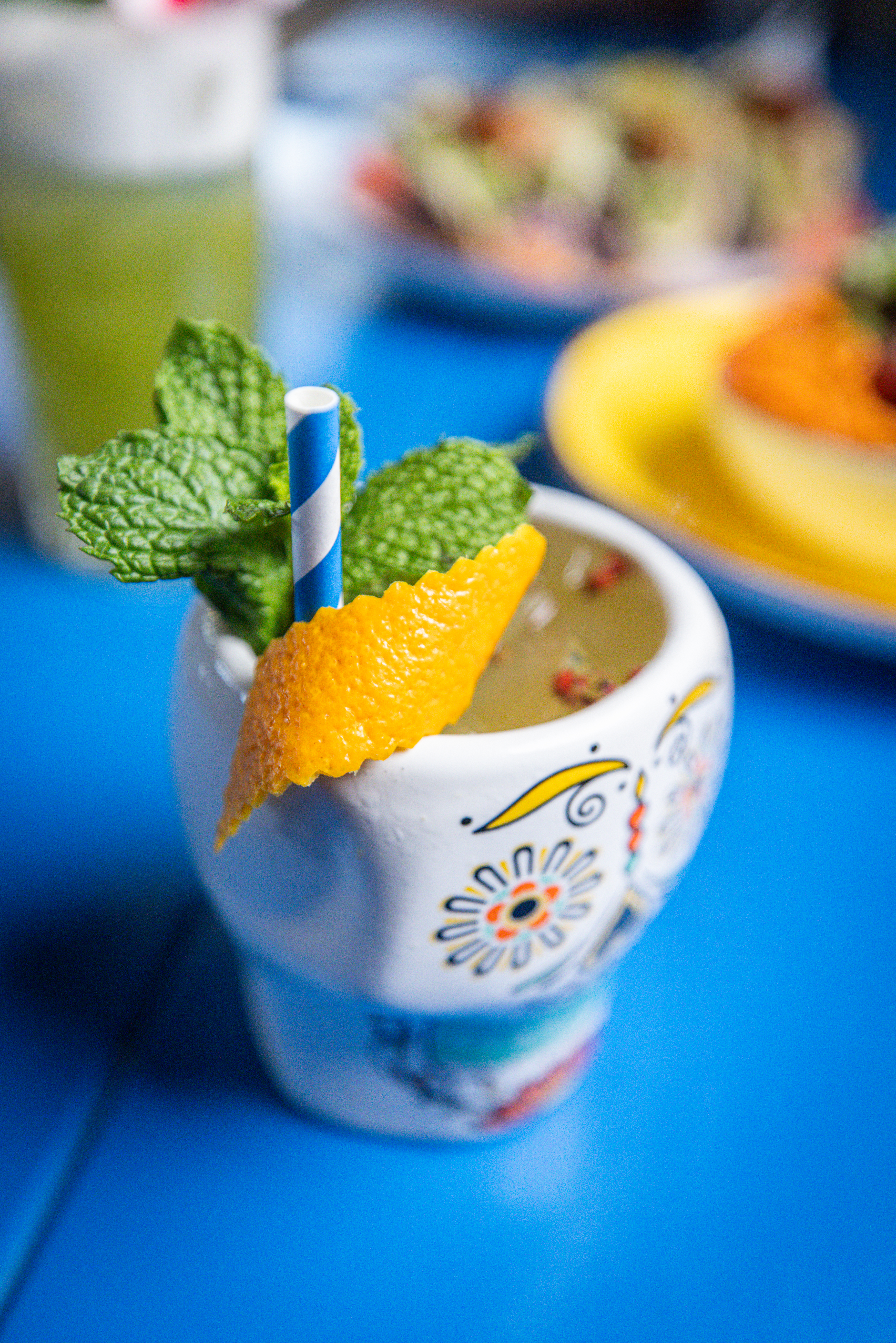 Cóctel tropical con naranja y menta