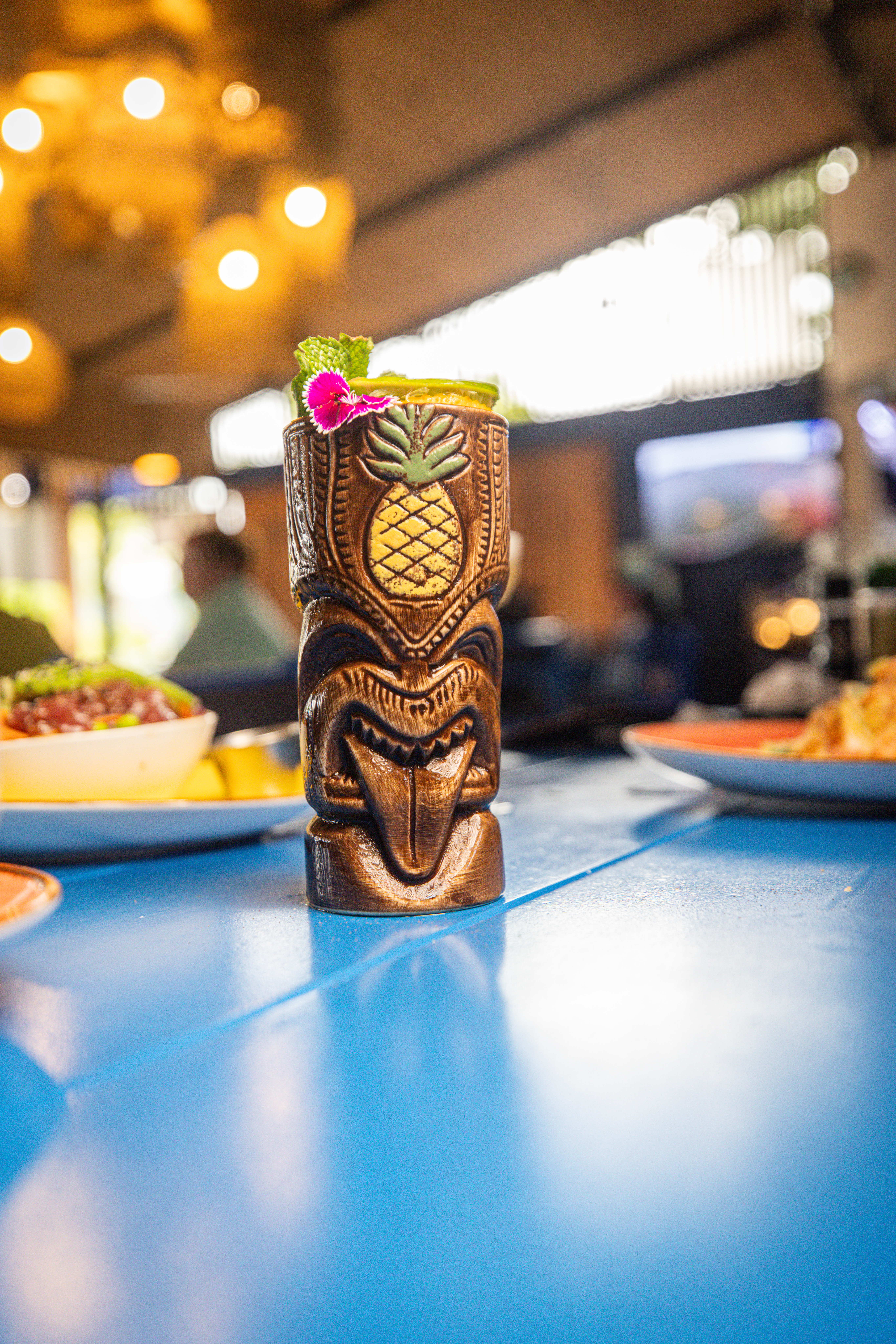 Cóctel en copa tiki frente al mar