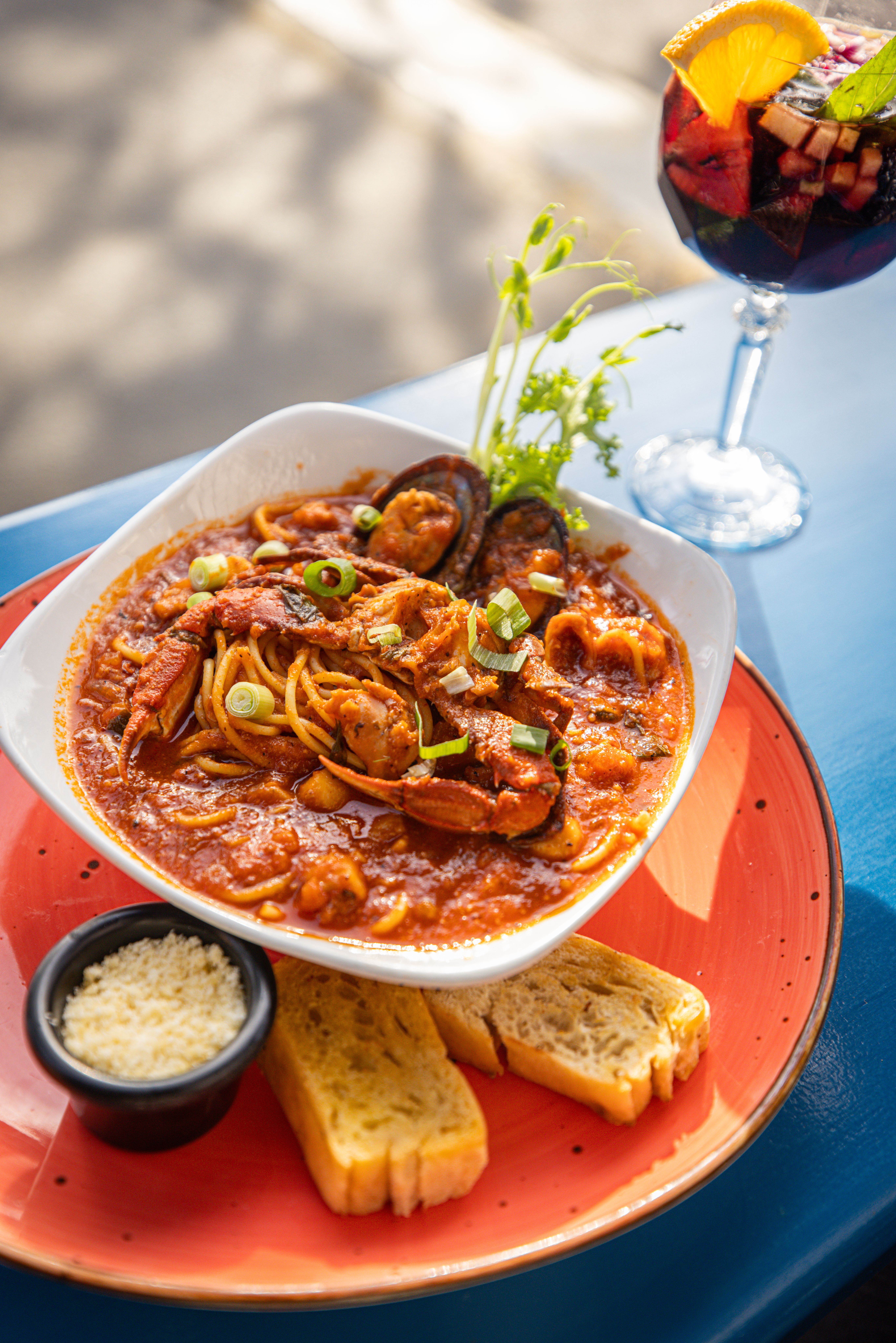 Pasta de mariscos con sangría
