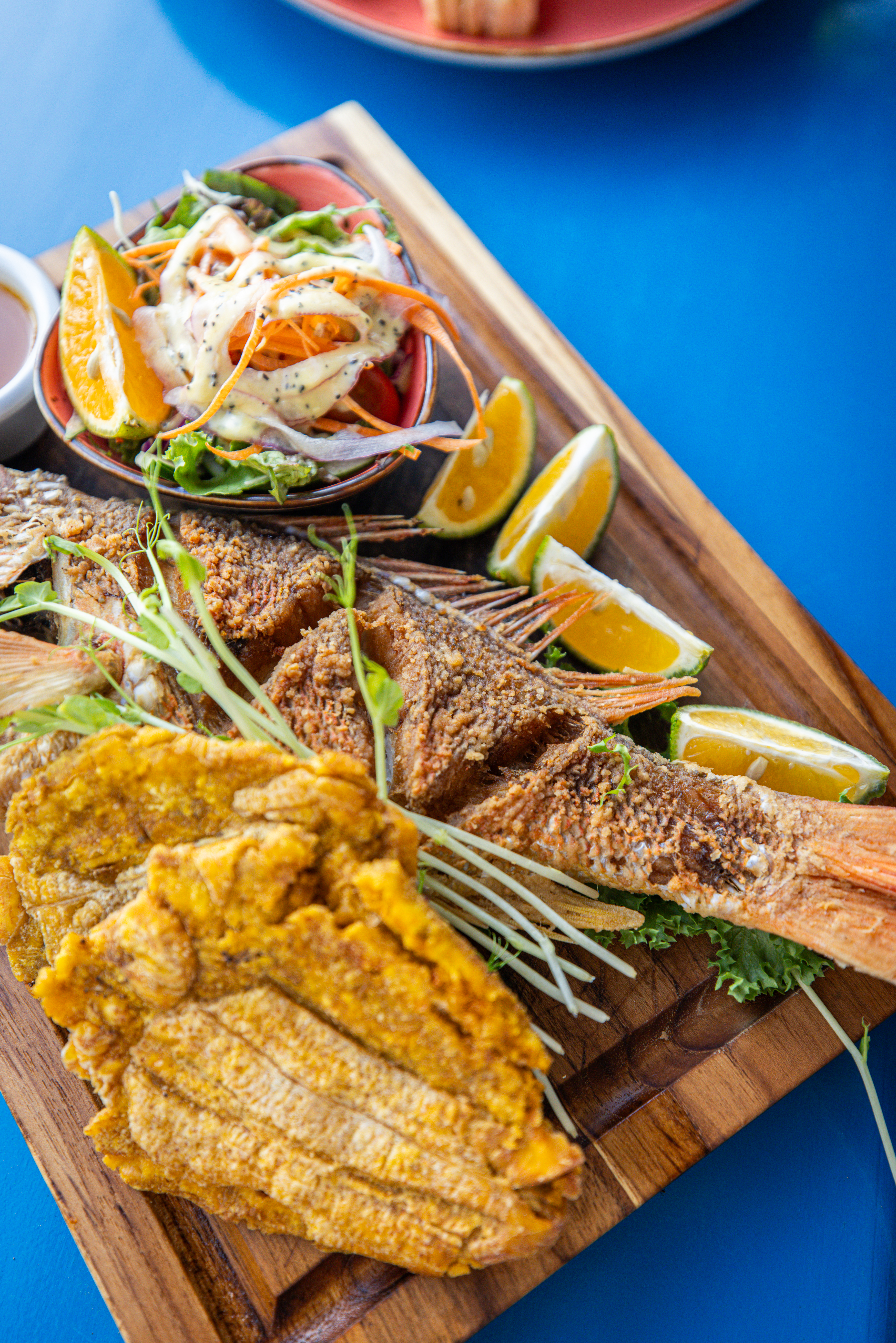 Pescado entero a la plancha en tabla de madera