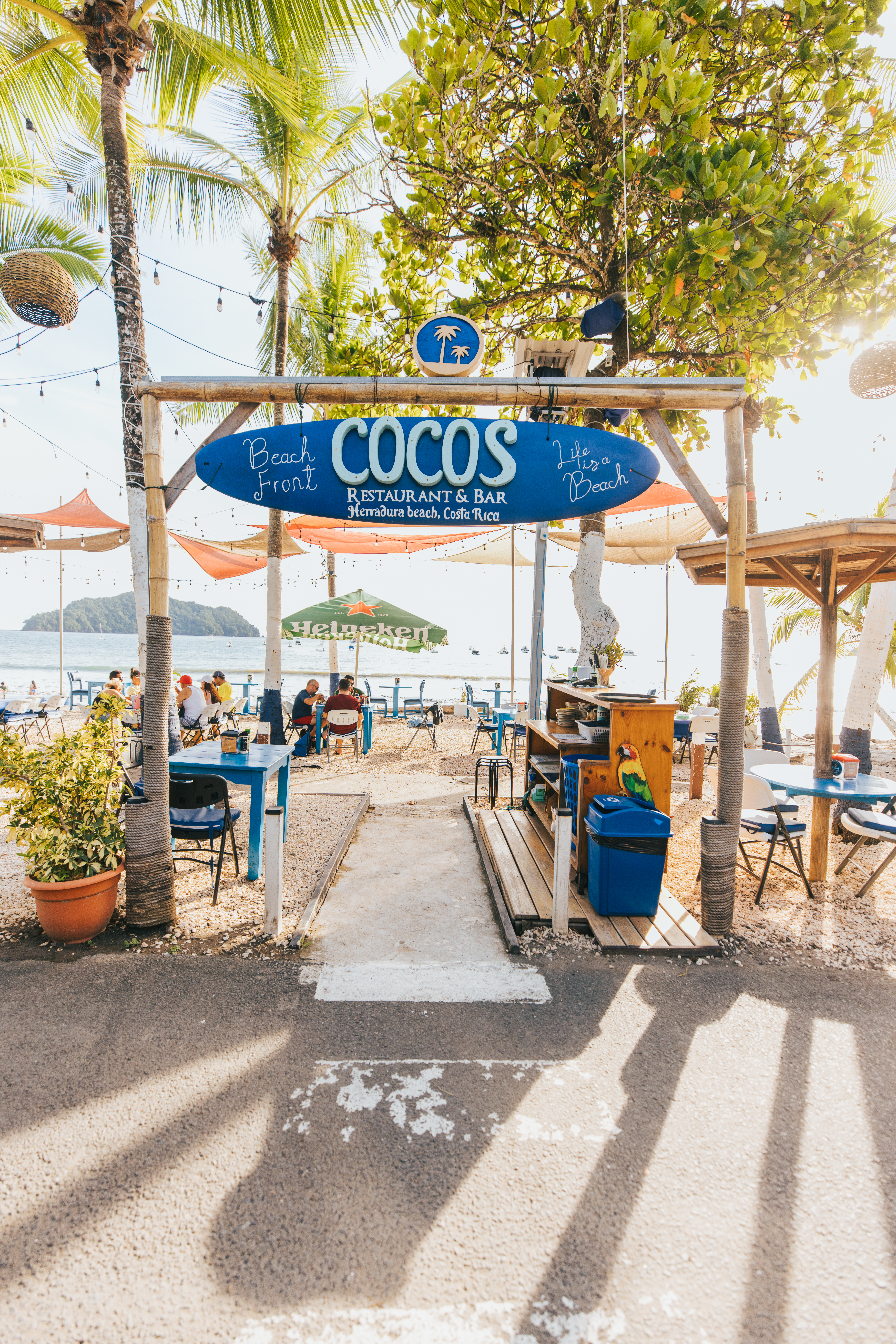 Entrada de Cocos Beach Front con vista al mar